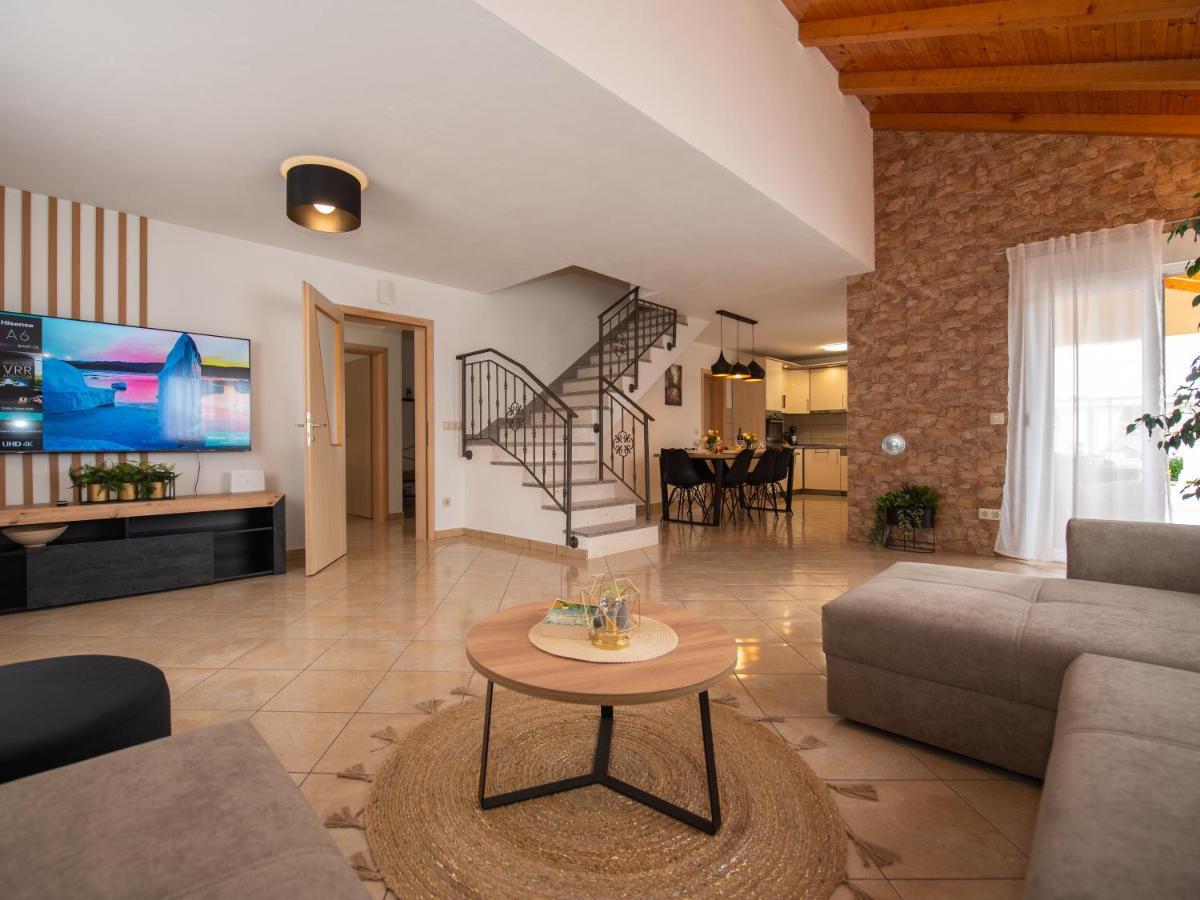 Beautiful Holiday Home "Villa Luka" Каштель-Штафилич Экстерьер фото