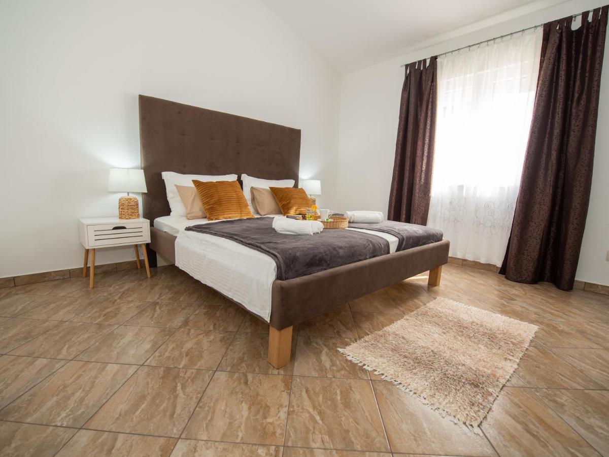 Beautiful Holiday Home "Villa Luka" Каштель-Штафилич Экстерьер фото